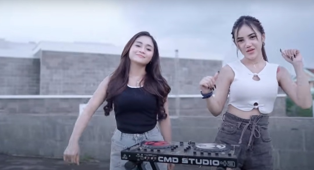 Tangkapan layar video klip berjudul Iclik Cinta yang dinyanyikan Mala Agatha.
