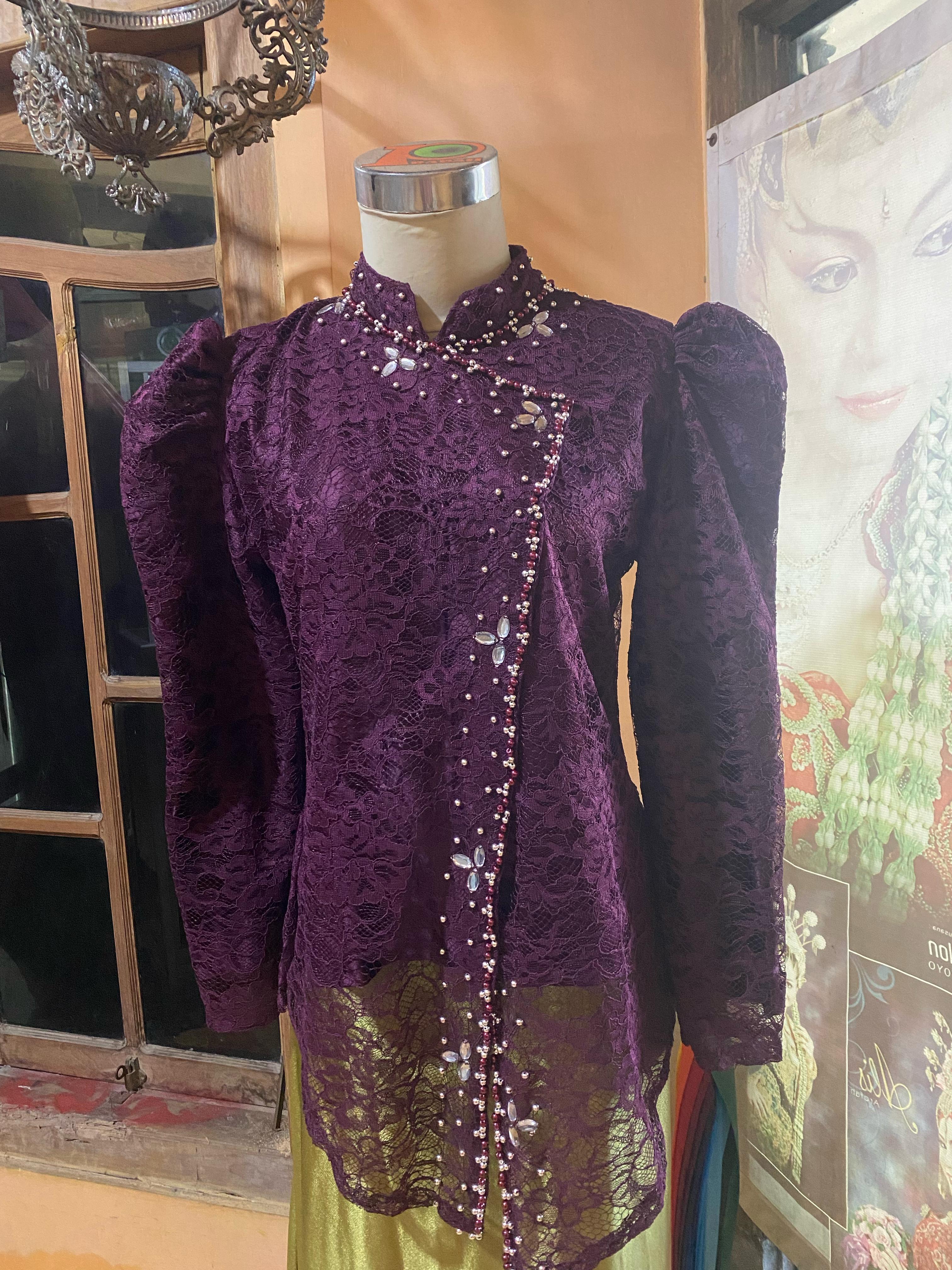 Kebaya Janggan kini menjadi tren yang semakin digandrungi oleh wanita Indonesia.