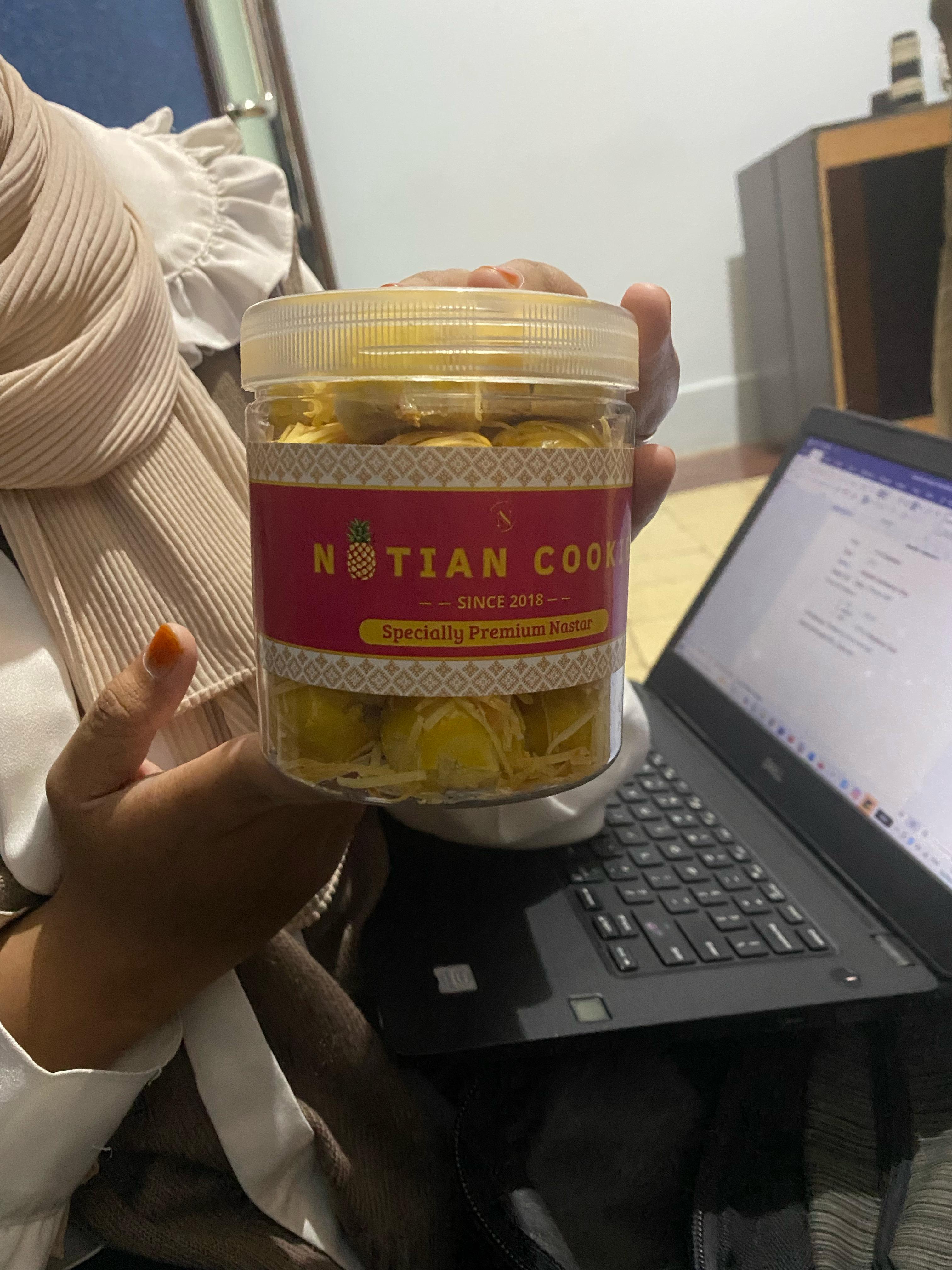 Kue mungil dengan isian selai nanas ini seolah menjadi simbol kebahagiaan saat merayakan Hari Raya.