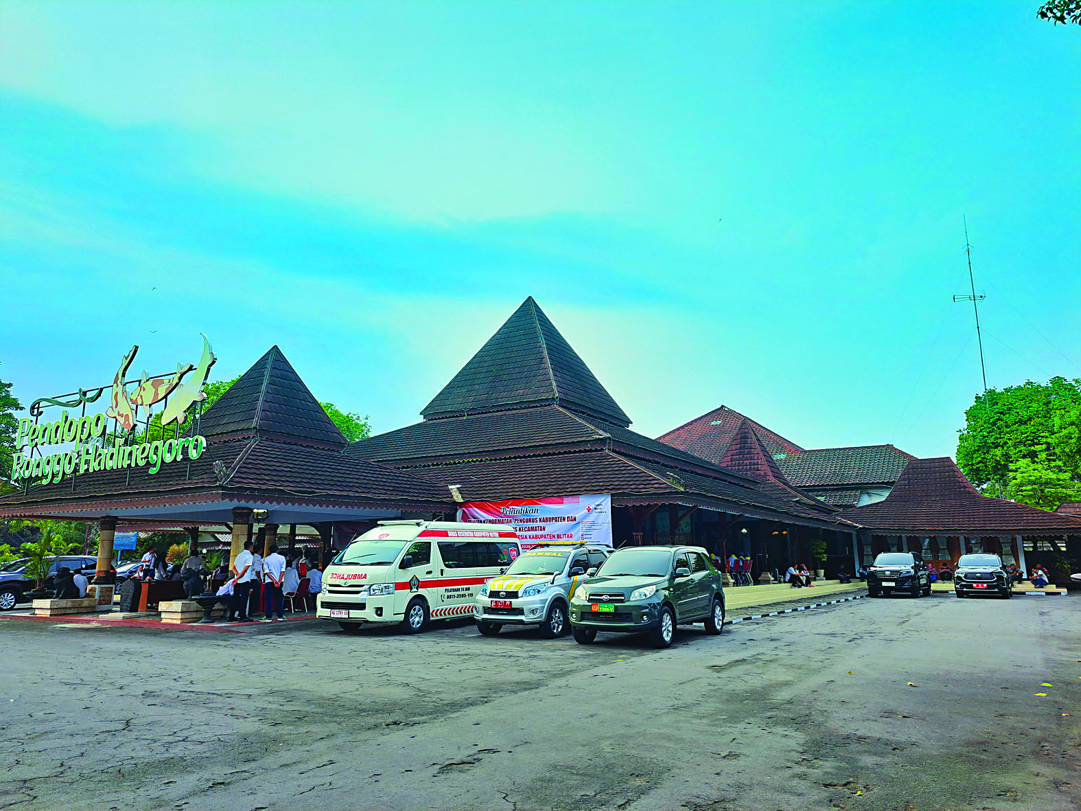SAKRAL: Pendopo Ronggo Hadi Negoro (RHN) sudah dicat putih oleh Pemkab Blitar, sesuai intruk Bupati Blitar Rijanto.