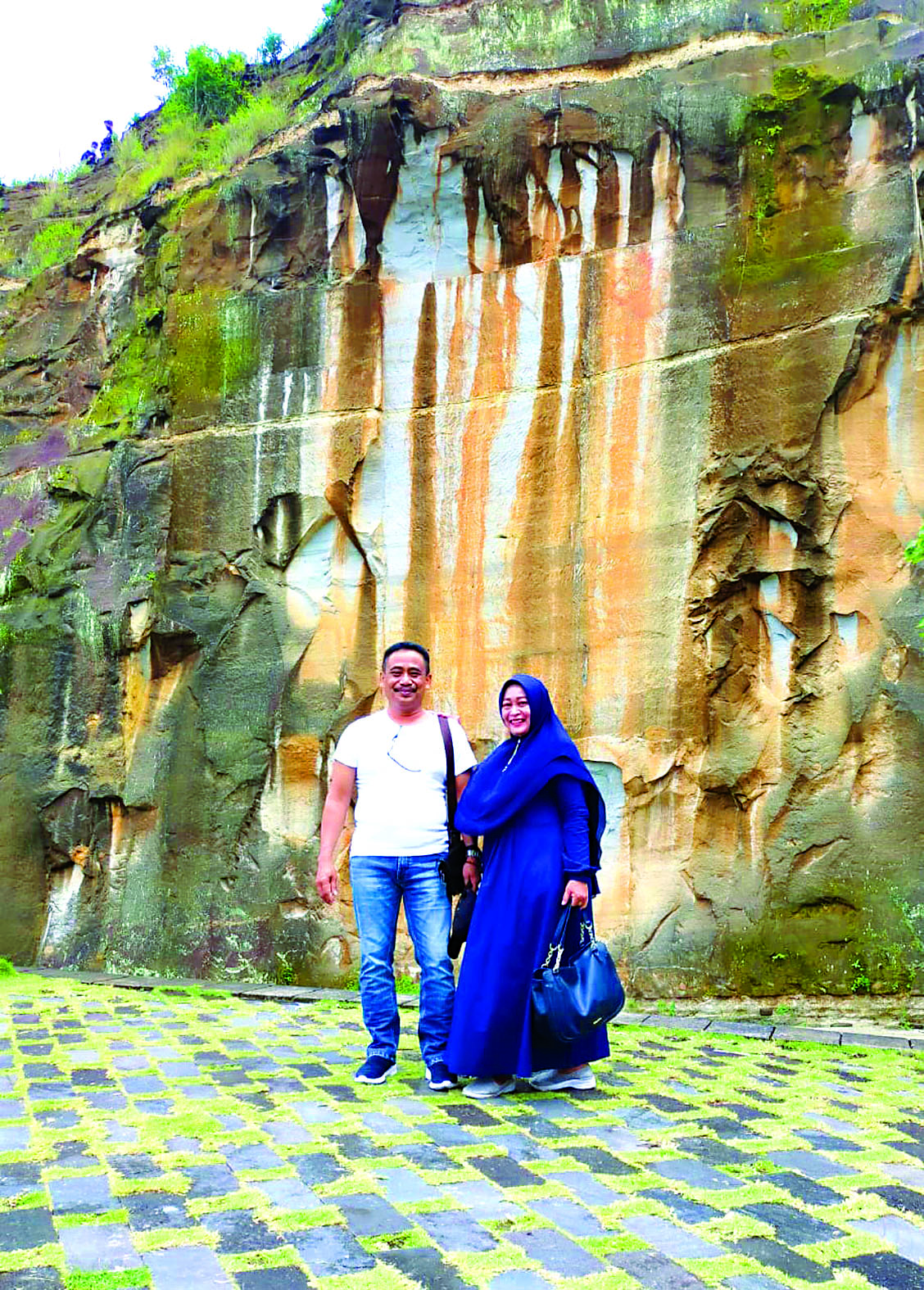 SERASI: Moh Rosyad bersama sang istri, Reni Rachmawati, saat berwisata ke Jogjakarta, beberapa waktu lalu.