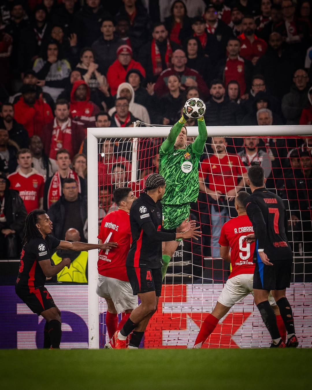 Benfica harus pulang dengan tangan hampa setelah dikalahkan oleh Barecelona di leg pertama kompetisi UEFA Champions League, Kamis (6/3/2025) dini hari.