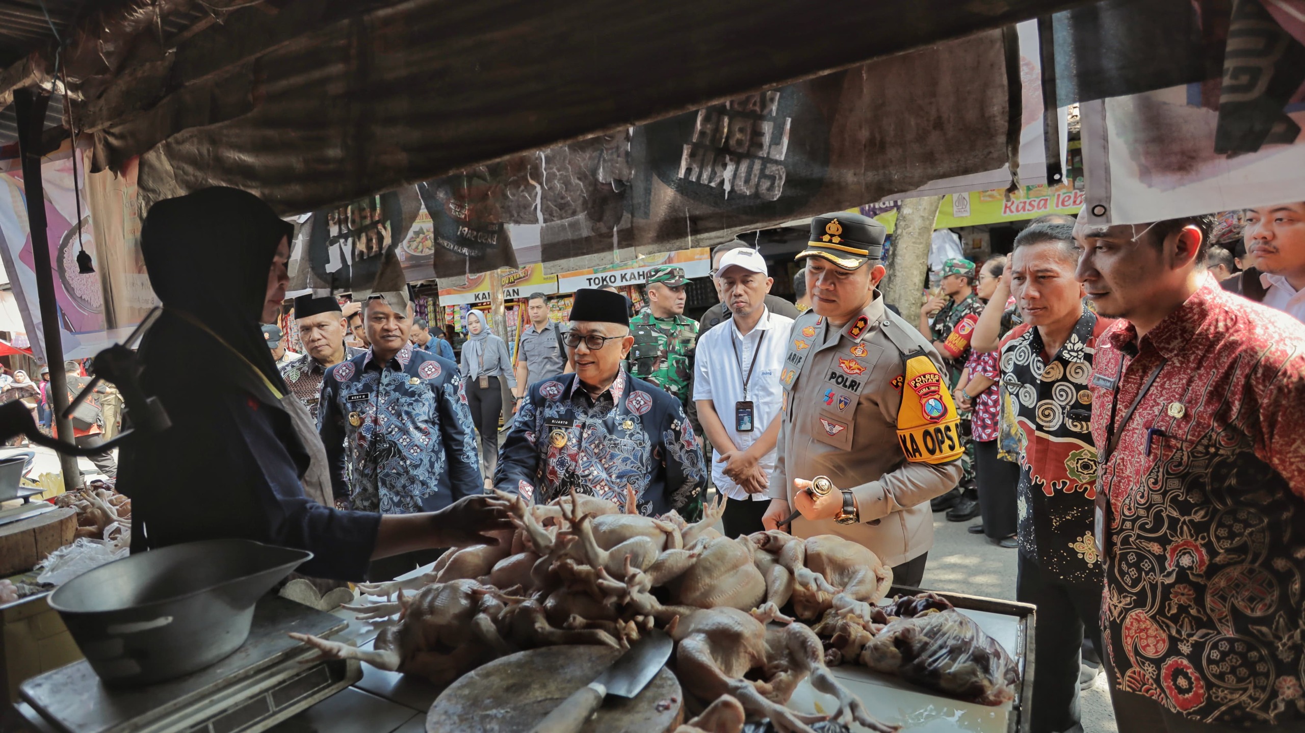 ANTISIPASI: Bupati Blitar Rijanto dan jajaran pejabat serta kepolisian meninjau Pasar Wlingi, Kamis (6/3/2025).