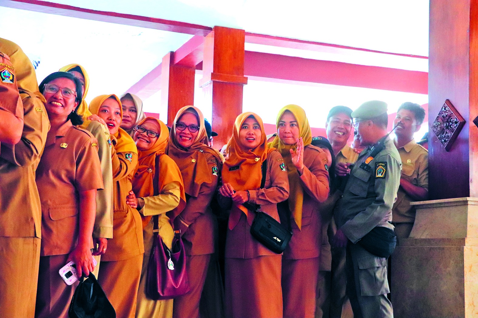 SANG PEMIMPIN: ASN Pemkab Blitar berbaris untuk bersalaman dengan Bupati Blitar Rijanto pada Senin (3/3/2025).