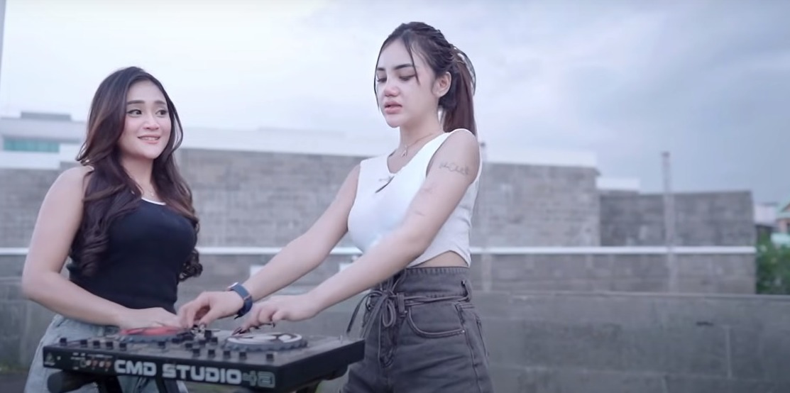 Tangkapan layar video klip berjudul Iclik Cinta yang dinyanyikan Mala Agatha.