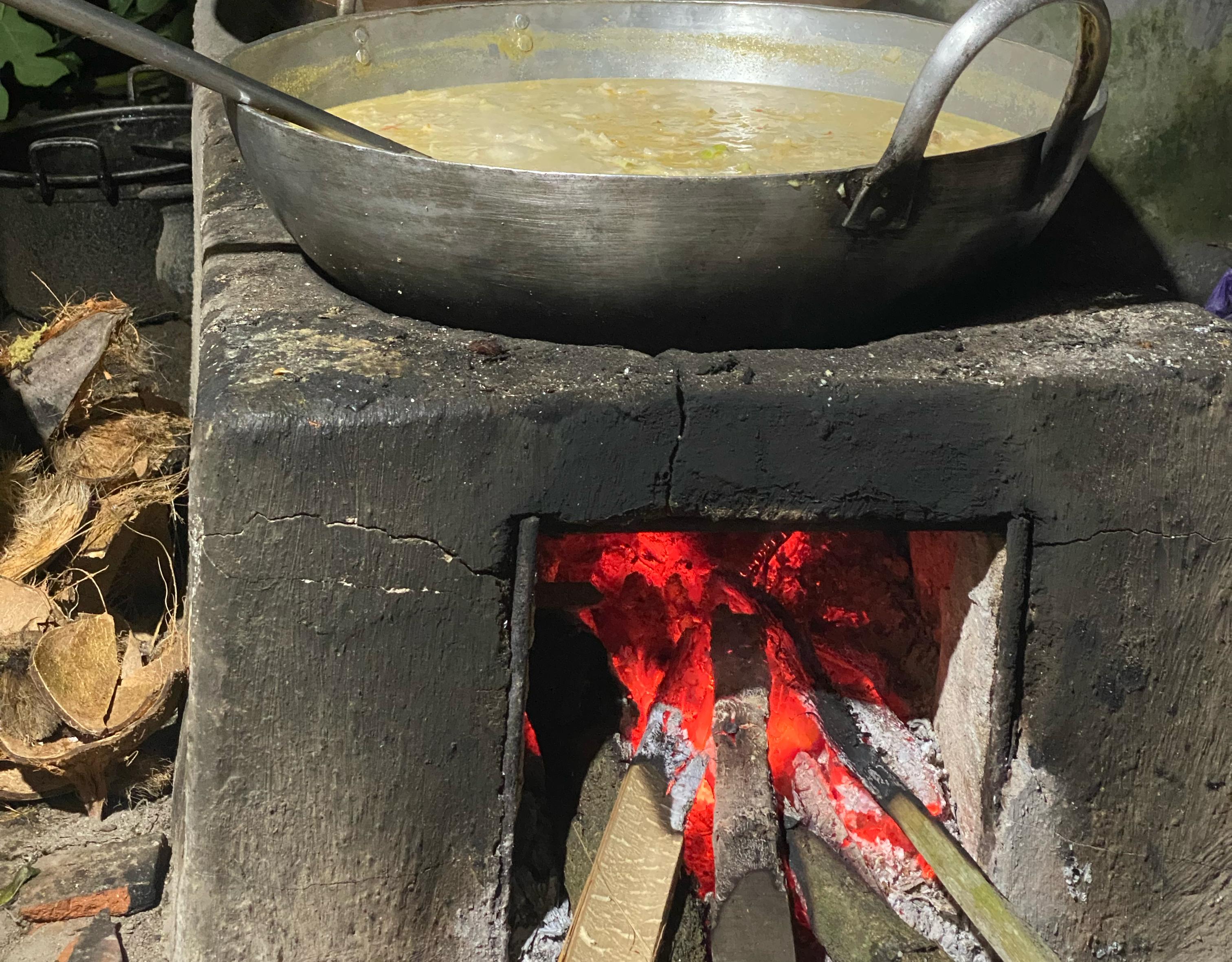 TRADISIONAL: Warisan Memasak dengan Kayu Bakar yang Tetap Dilestarikan.