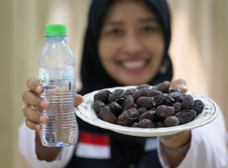 air putih dan kurma (foto bu kemenag.go.id)