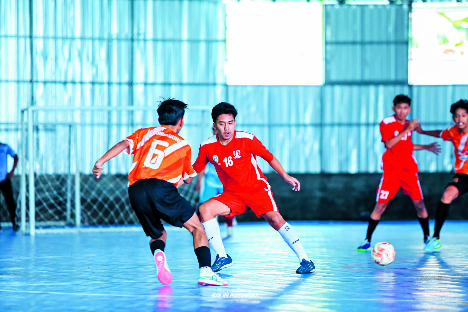 GENJOT PERSIAPAN: Pemain futsal Kabupaten Blitar melakukan uji coba melawan Tulungagung, bagian dari persiapan Pra Porprov Jawa Timur 2025.