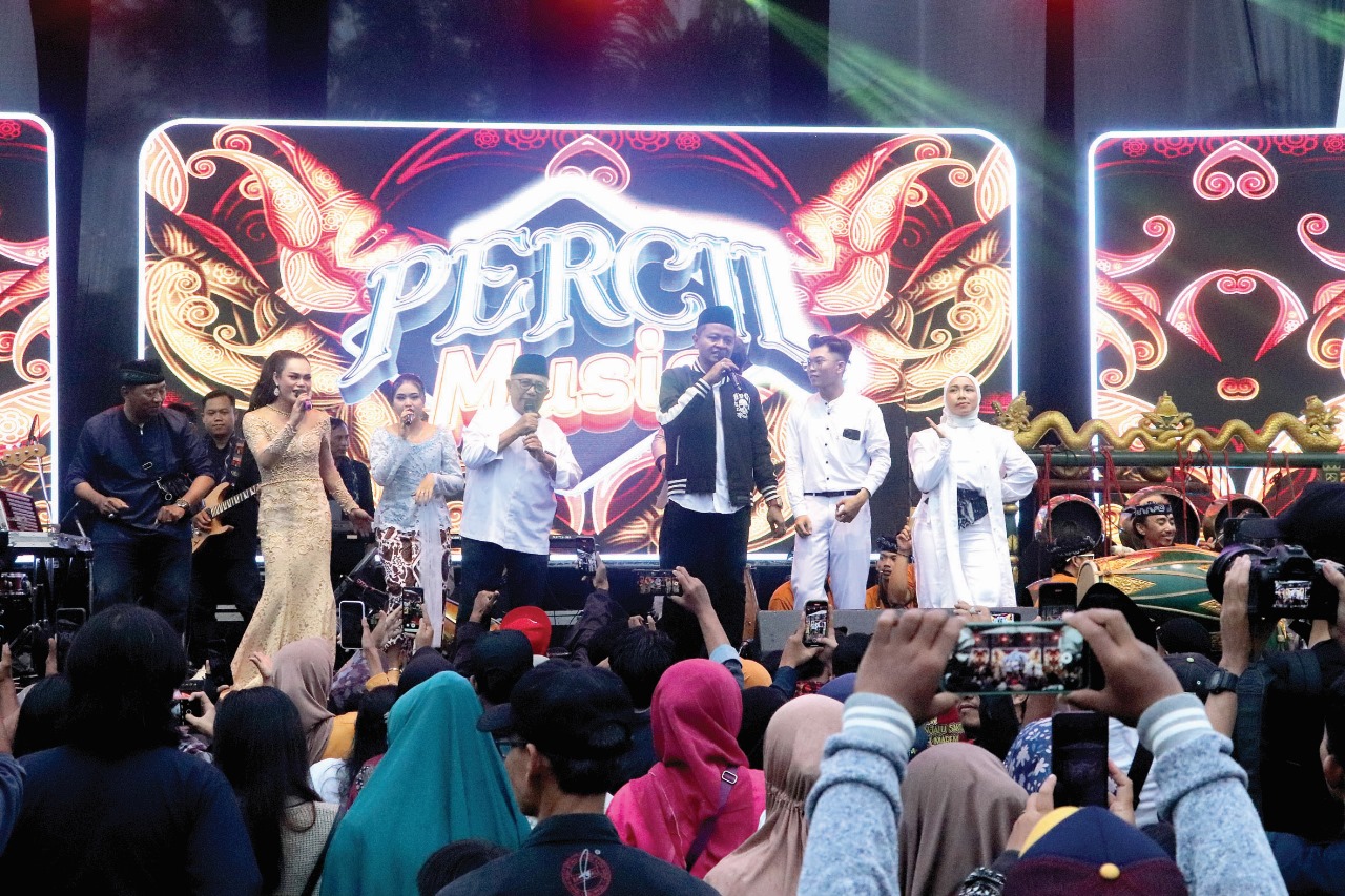 GEMBIRA: Penampilan Cak Percil Cs menambah semarak pesta rakyat menjelang berbuka puasa, Jumat (8/3/2025).
