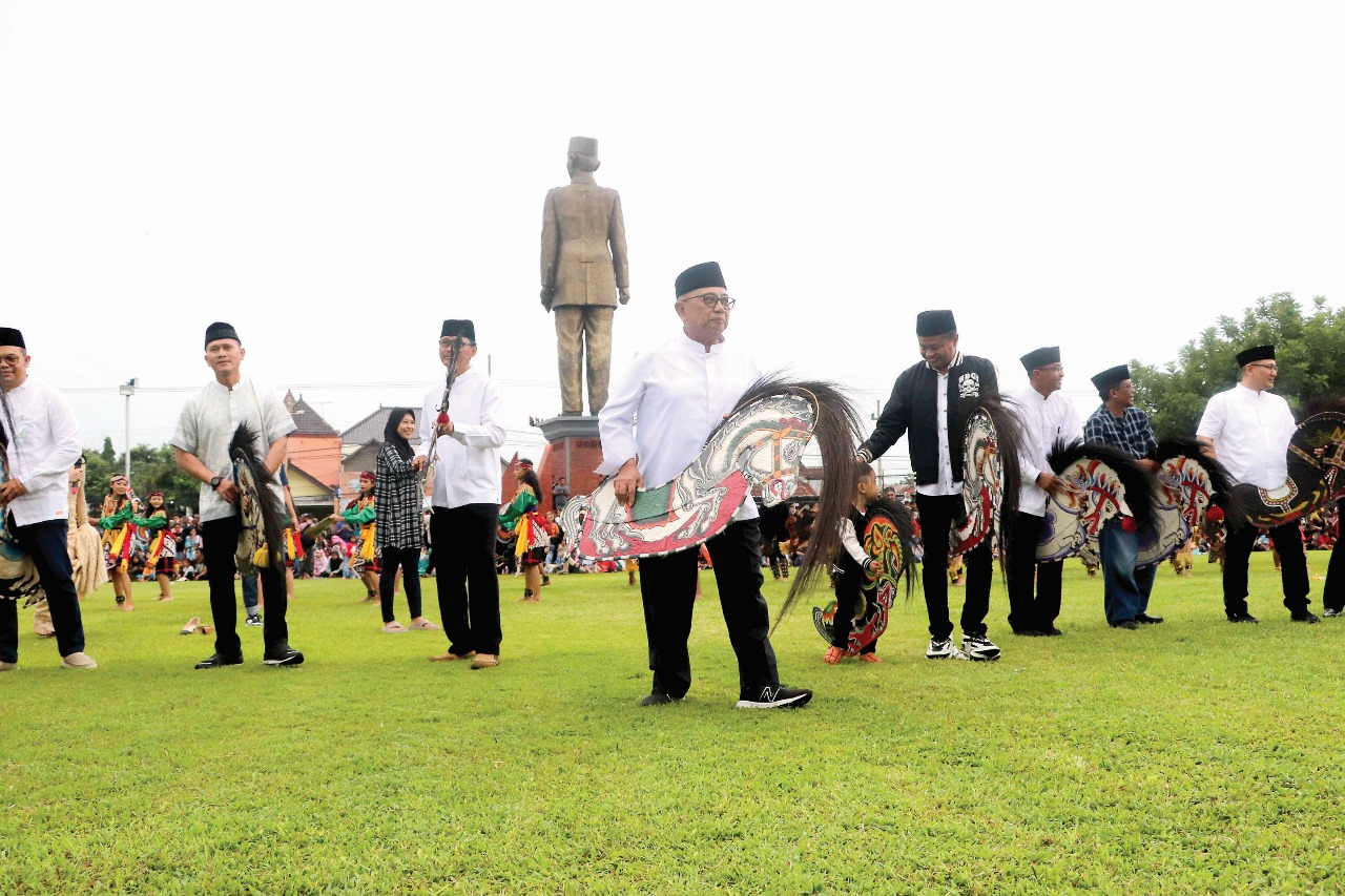 BERBAGI BERKAH: Bupati Rijanto menari jaranan saat pembukaan kegiatan Ngabuburit dan bukber di Alun-Alun Kanigoro, Kabupaten Blitar, Sabtu (8/3/2025).