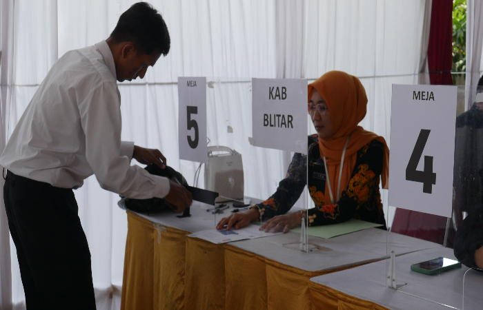 SABAR MENUNGGU: CPNS melaksanakan tes kompetensi dasar di Gedung Kesenian Kota Blitar, Oktober lalu.