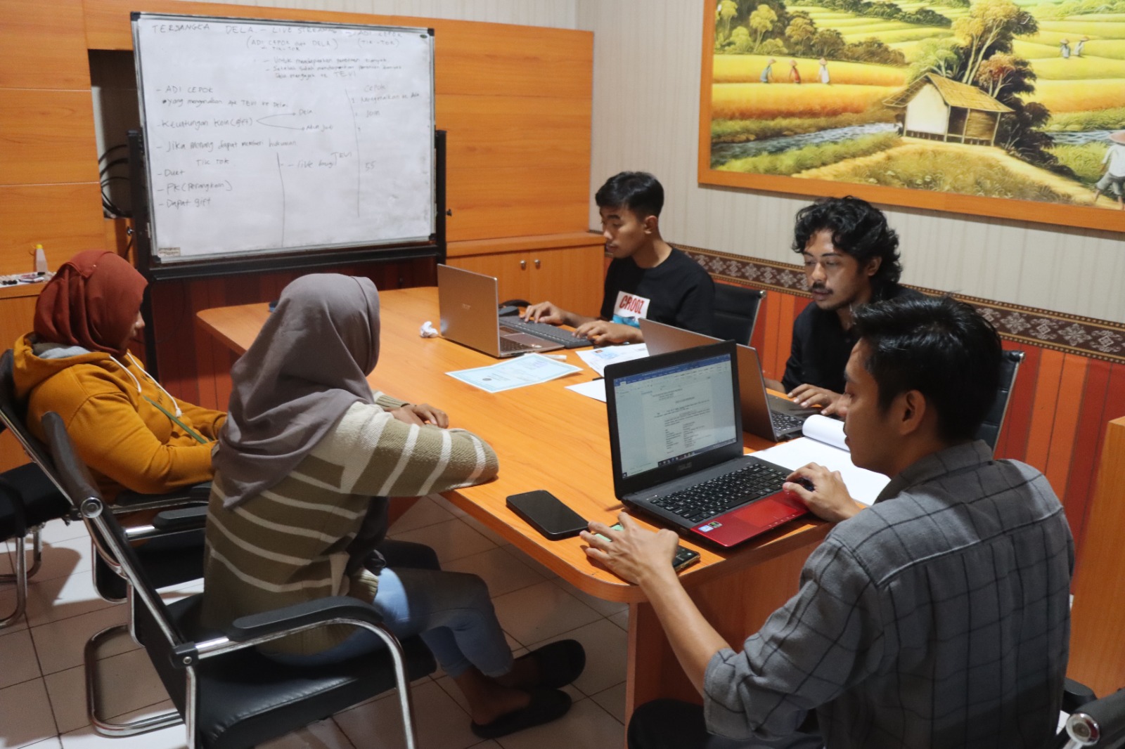 USUT TUNTAS: Korban didampingi orang tuanya menjalani pemeriksaan di Polres Blitar Kota, Sabtu (8/3/2025).