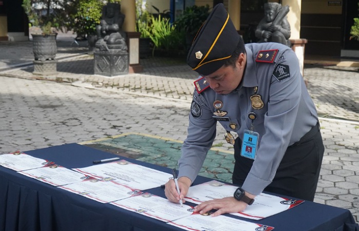 Kepala Kantor Imigrasi Kelas II non TPI Blitar, Arief Yudistira menandatangani perancangan zona integritas.