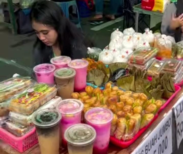 LEZAT: Aneka jajanan Pasar di Pasar Ramadan Jalan Kenanga Kota Blitar