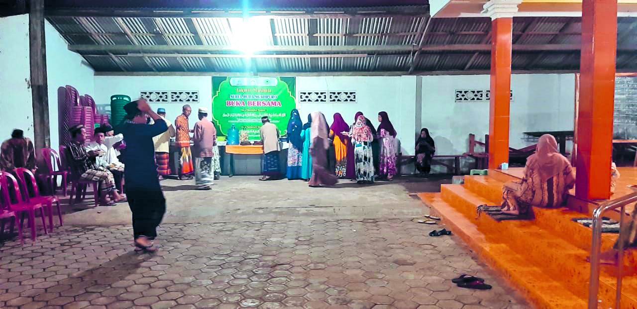 RUTINAN: Buka puasa bersama di Musala Nurul Huda Ngadipuro usai pelaksanaan ngaji pasan.