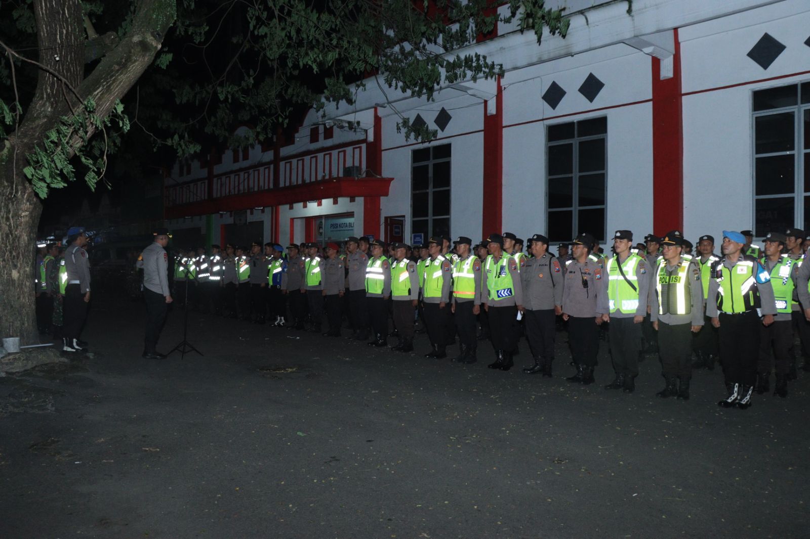 KETAT: Ratusan personel gabungan dikerahkan untuk mengamankan laga antara Persik Kediri vs PSM Makassar di Stadion Soeprijadi Kota Blitar, Selasa (11/3/2025).