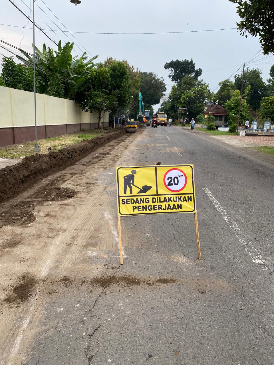BIAR LANCAR: dilakukan perbaikan jalan di Desa Gandekan, Wonodadi.
