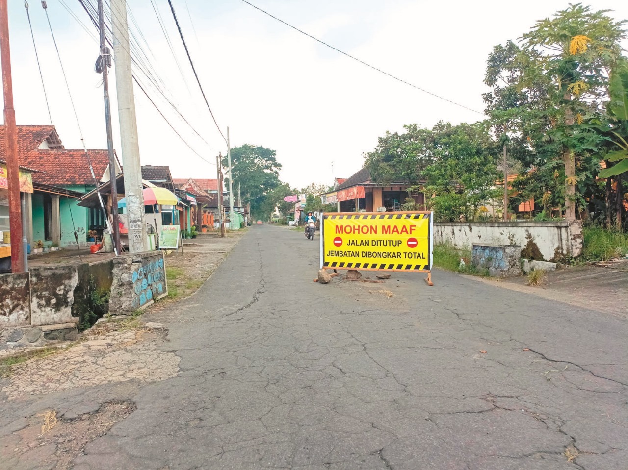 MASA PERBAIKAN: Akses penghubung antara Desa Sukosewu dengan Desa Sumberagung, Kecamatan Gandusari, ditutup sementara waktu.