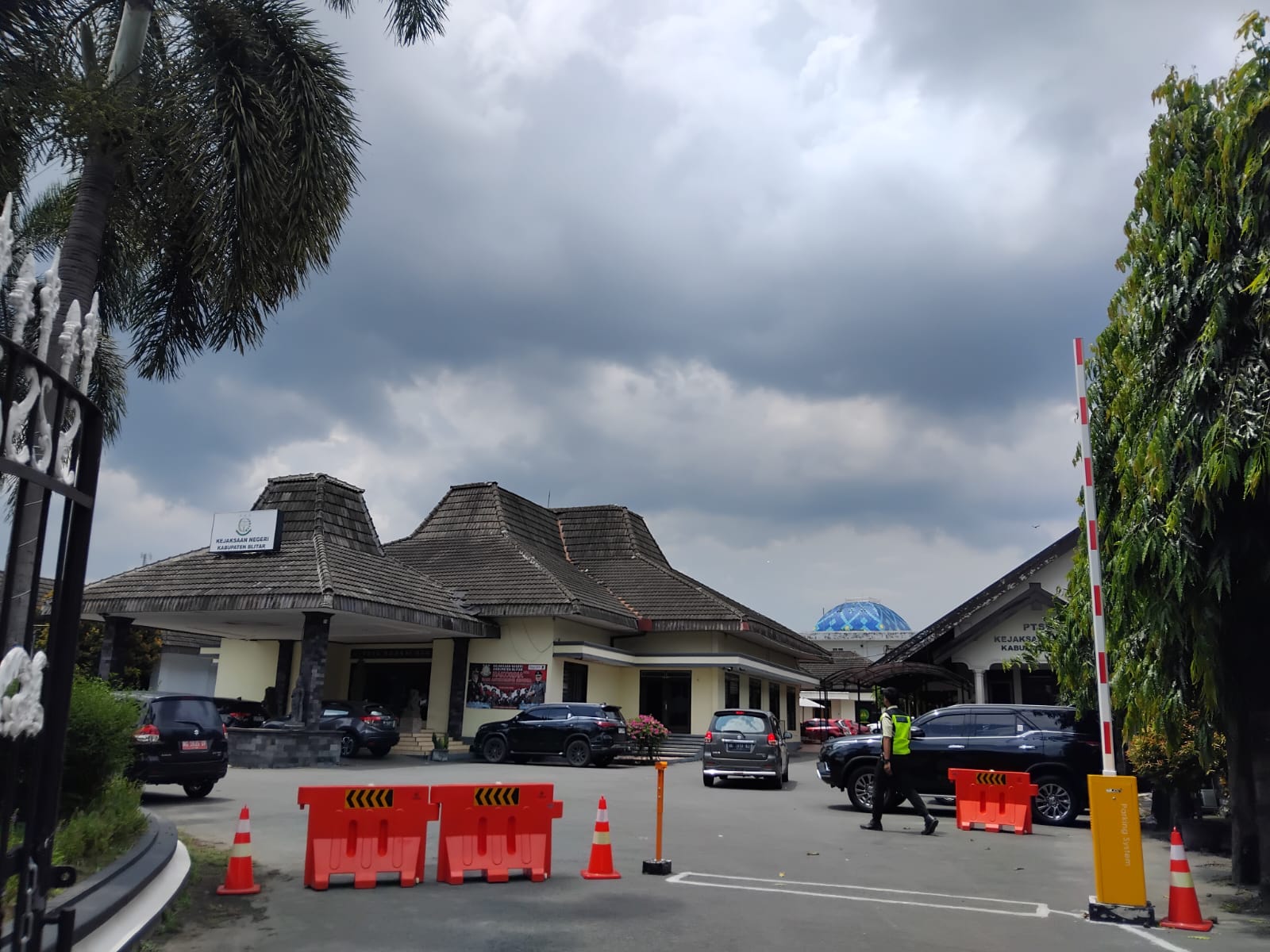 TEGAS: Kejari Kabupaten Blitar menetapkan tersangka kasus dugaan korupsi proyek Dam Kalibentak di Kecamatan Panggungrejo, Kabupaten Blitar.