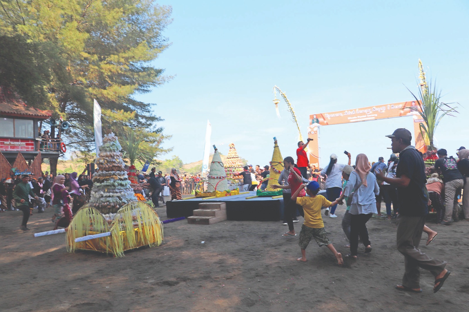 TRADISI: Masyarakat melakukan larung sesaji yang menjadi kegiatan tahunan di Desa Wisata Serang, Kecamatan Panggungrejo, Kabupaten Blitar tahun lalu.