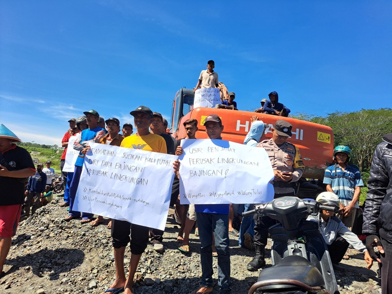 GUSAR: Petani dari empat kecamatan gelar aksi demo pemberhentian aktivitas tambang di Desa Sumberagung, Kecamatan Gandusari, Kamis (13/3/2025).