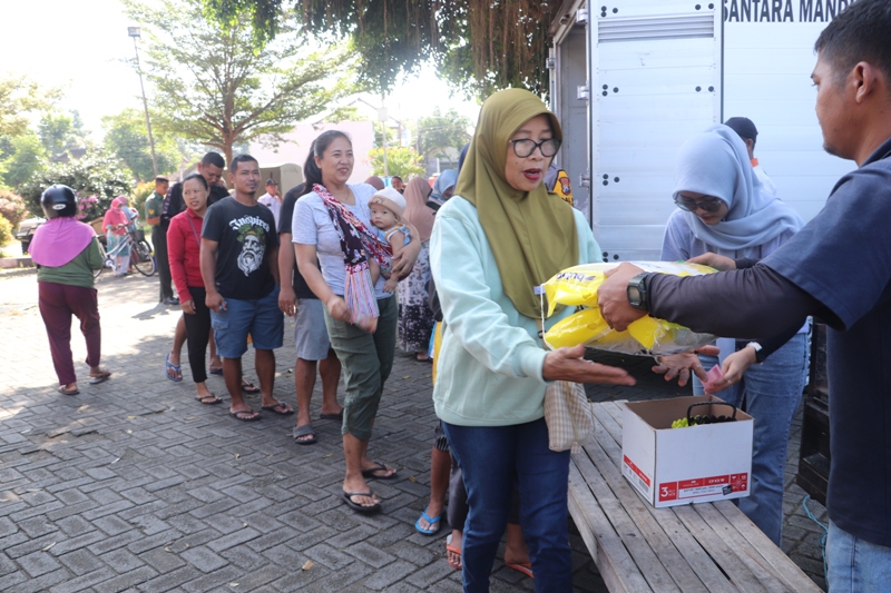 BERHARAP: Masyarakat Kanigoro membeli beras SPHP di Pasar Kanigoro yang harganya lebih terjangkau, Rabu (12/3/2025).