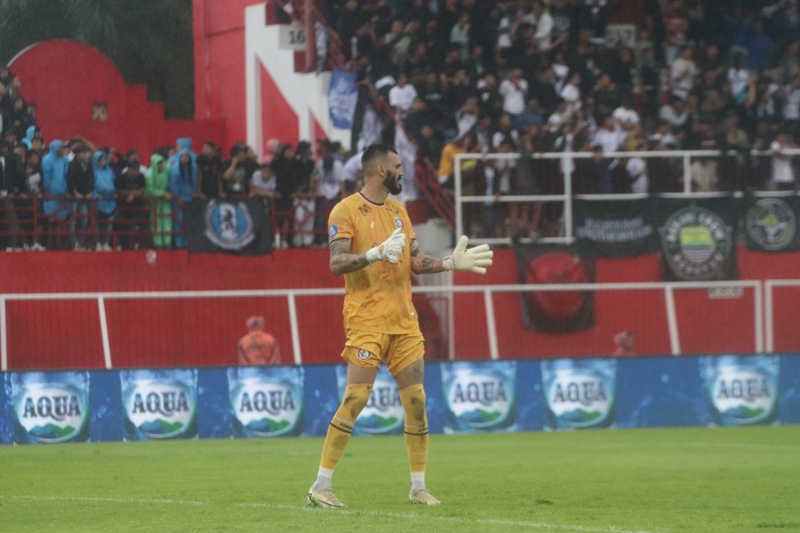 KOKOH: Kiper Lucas Frigeri masih menjadi kiper andalan Arema FC.