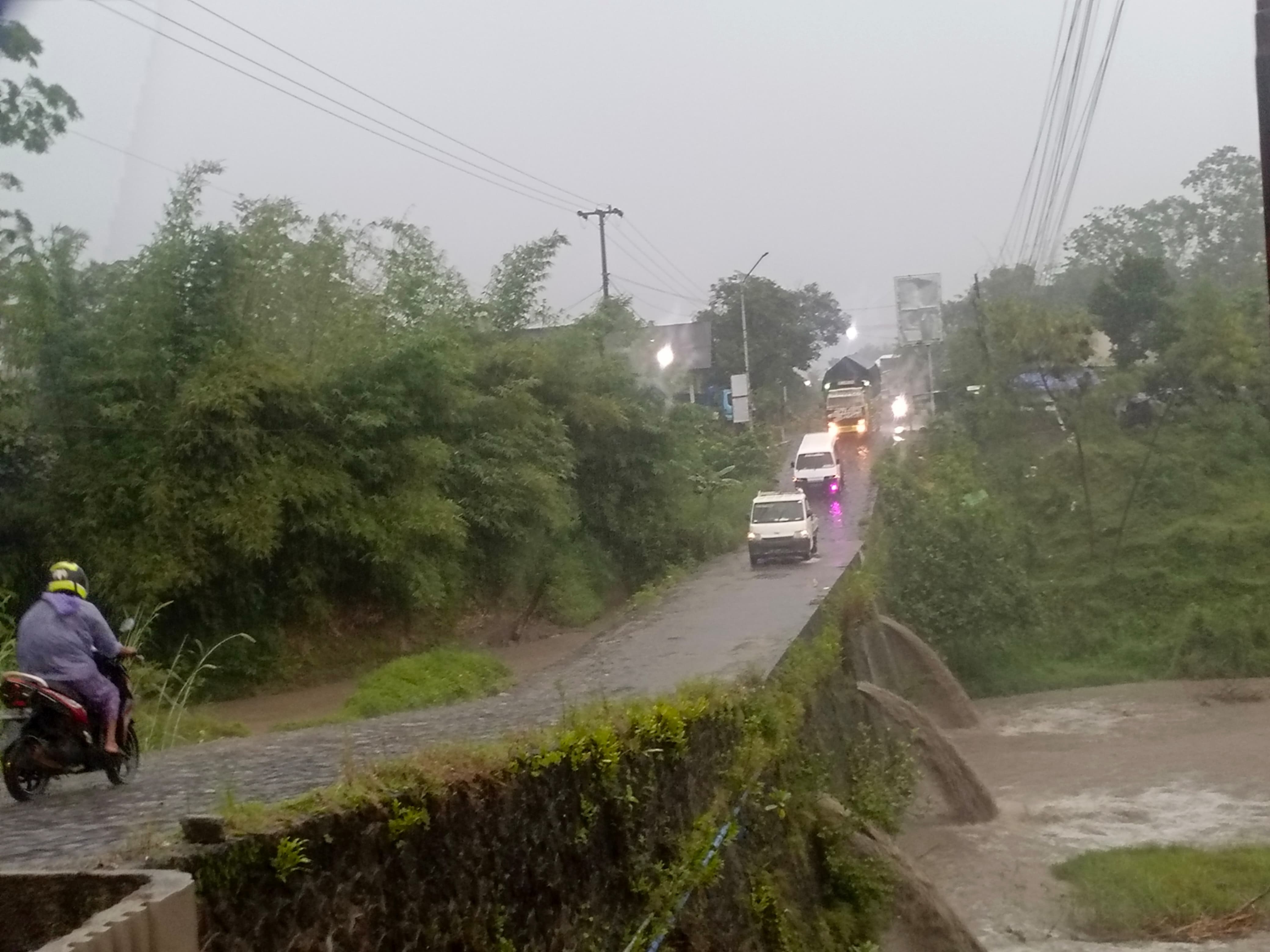 HUJAN DERAS: Cekdam Kali Putih di Desa Sumberagung, Kecamatan Gandusari, Kabupaten Blitar pada Rabu (12/3) sore.