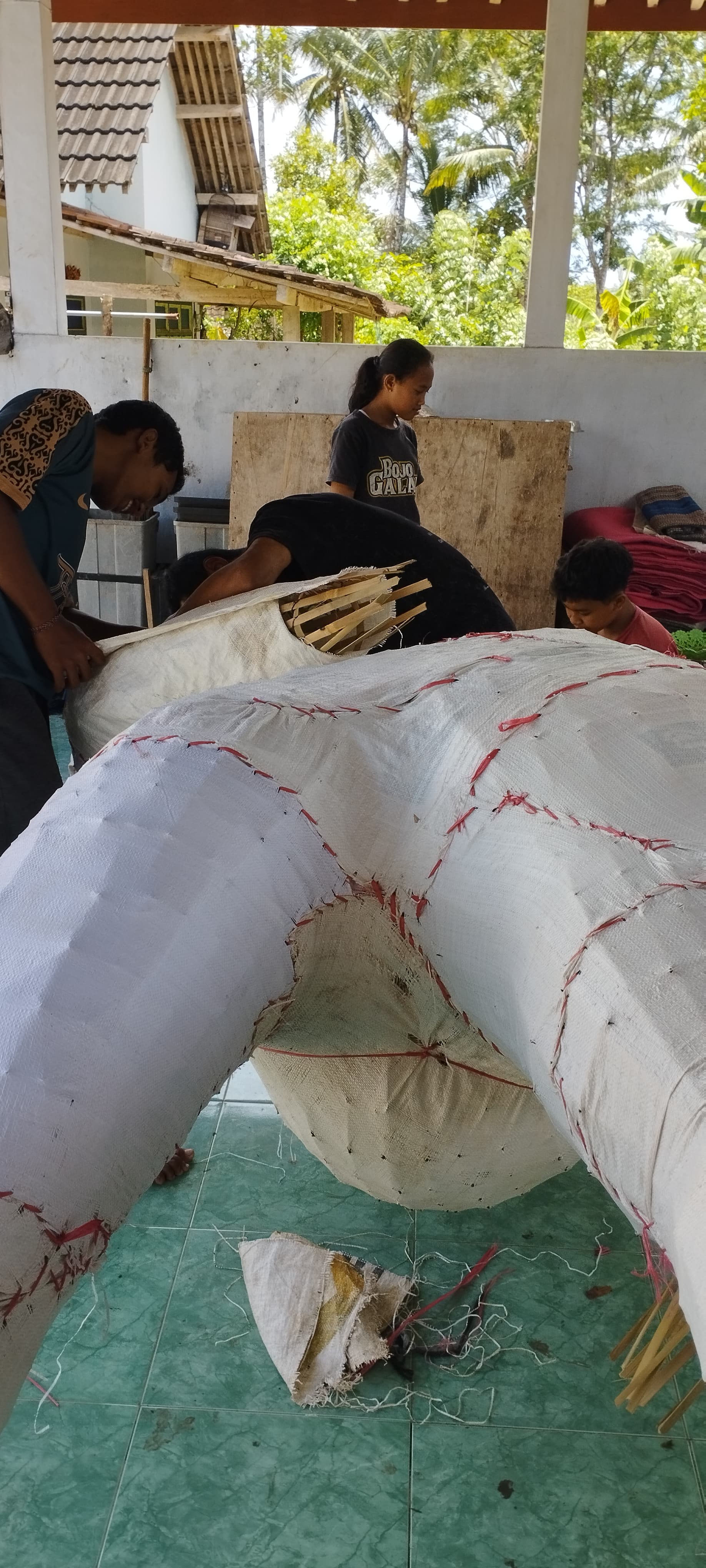 SEMANGAT: Proses pembuatan ogoh-ogoh oleh muda-mudi Pura Dharma Usada Dusun Ngolaan, Desa Ngadirenggo, Kecamatan Wlingi.
