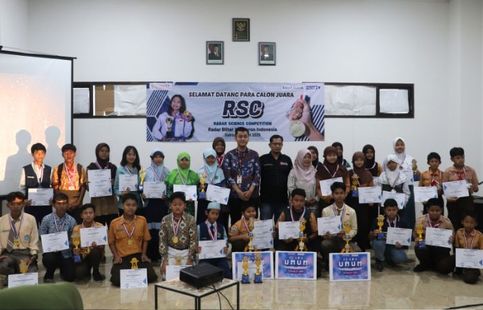 Para juara foto bersama usai acara penyerahan hadiah.