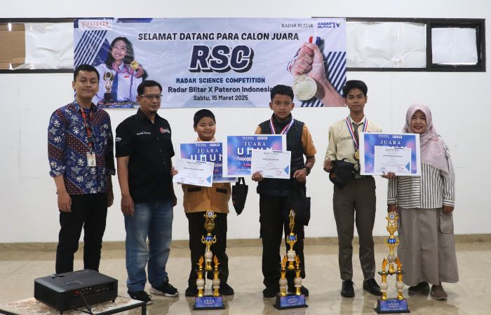 Dari kiri, CEO Pateron Indonesia Rifky Krismantoro; Kabiro Radar Blitar, Didin Cahya foto bersama juara umum Radar Science Competition.