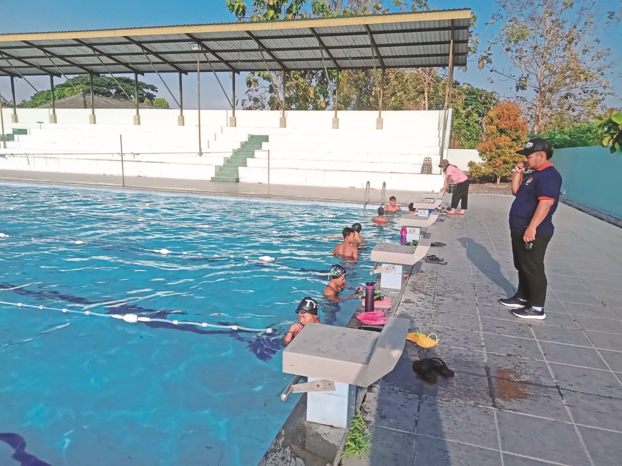 PERSIAPAN: Atlet akuatik Kabupaten Blitar latihan di kolam renang di Yonif 511.