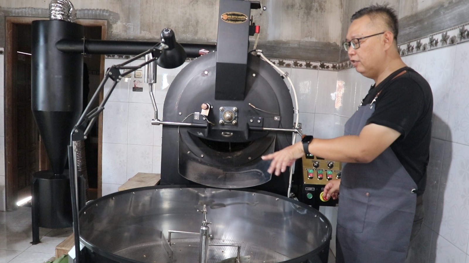 SEMANGAT: Ardian Purwoseputro menunjukkan proses produksi bubuk Kopi Kereta Api Klasik yang ada di Kecamatan Kanigoro.