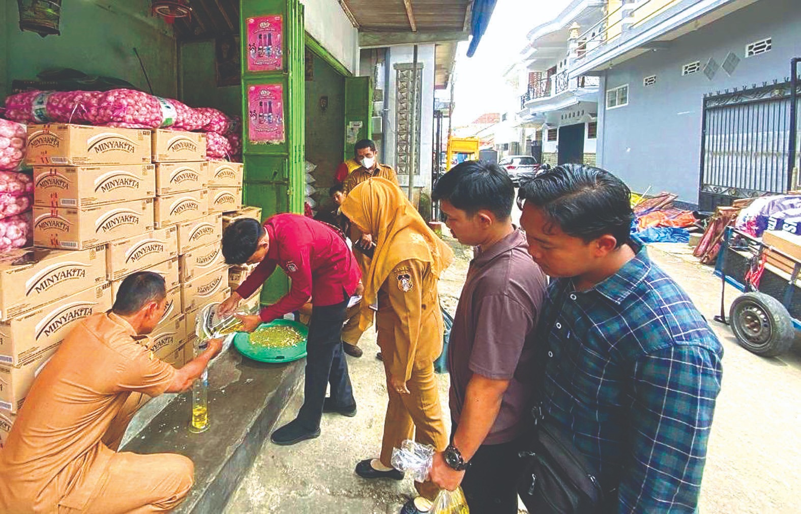 SUSUT: Satgas Pangan Kota Blitar saat sidak migor MinyaKita di salah satu pasar, Rabu (12/3/2025).
