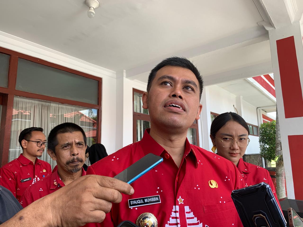 Wali Kota Blitar Syauqul Muhibbin memberikan keterangan kepada awak media.