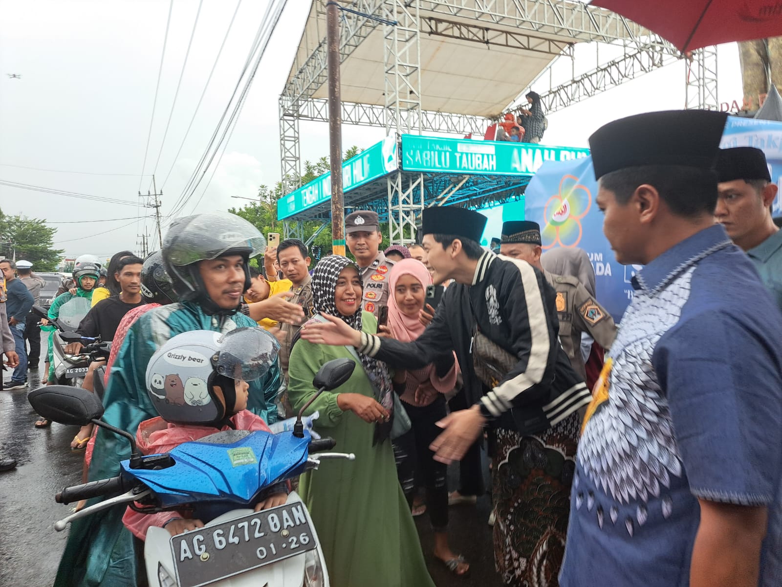 BERKAH: Gus Iqdam, pendiri Sabilu Taubah bagi-bagi takjil kepada ribuan warga Blitar bersama Bupati Blitar, Minggu (16/3/2025).