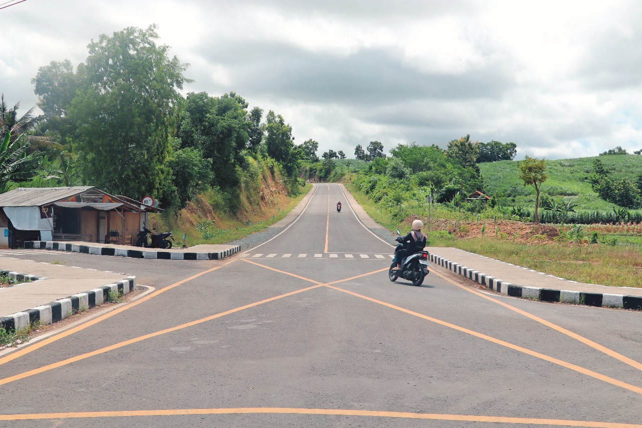 POTENSI: Pengendara motor melewati JLS di kawasan Kecamatan Wonotirto yang berada di pesisir selatan Kabupaten Blitar.