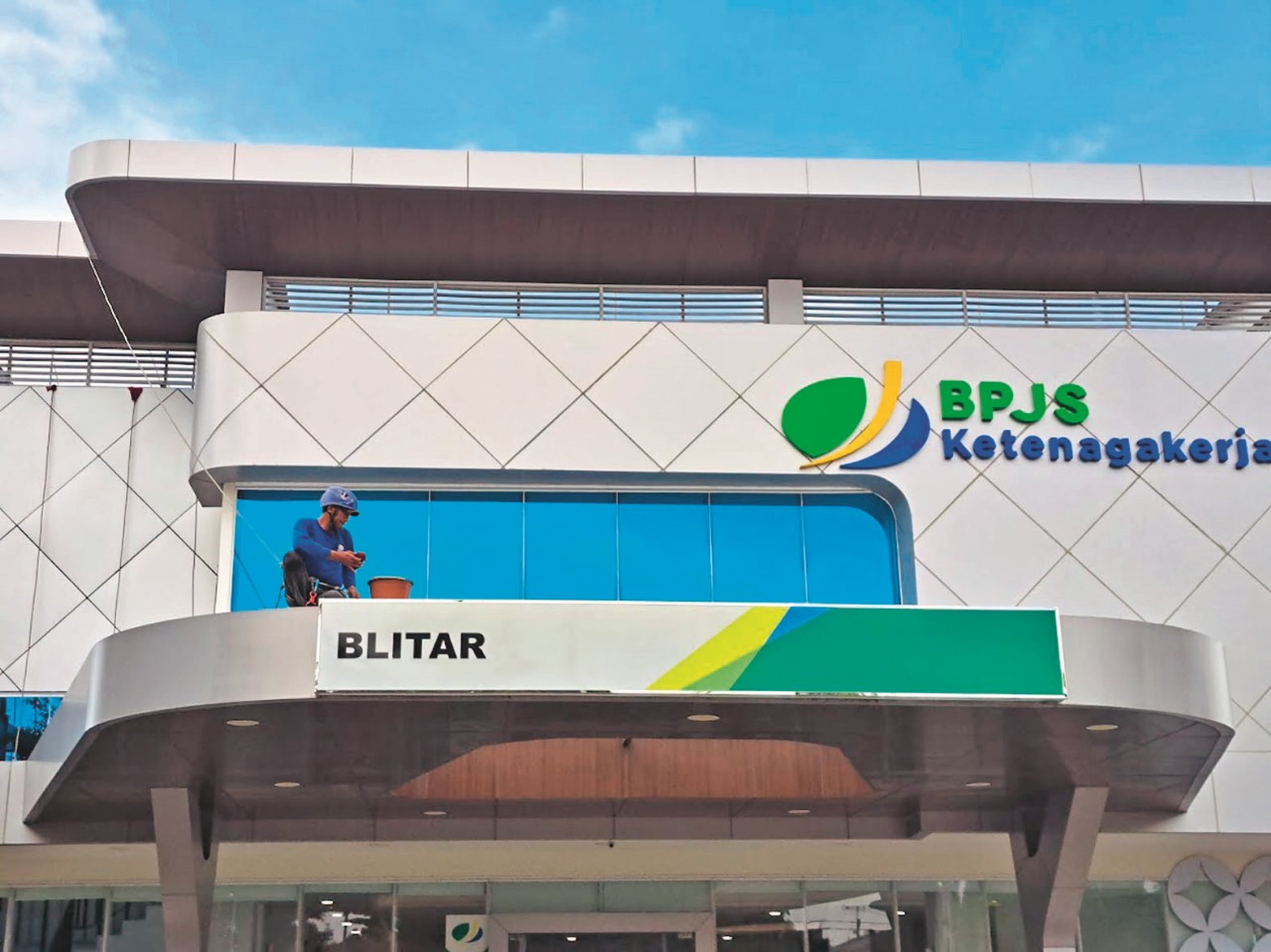 HATI-HATI: Seorang pekerja saat memperbaiki atap salah satu gedung perusahaan swasta di Kota Blita beberapa waktu lalu.