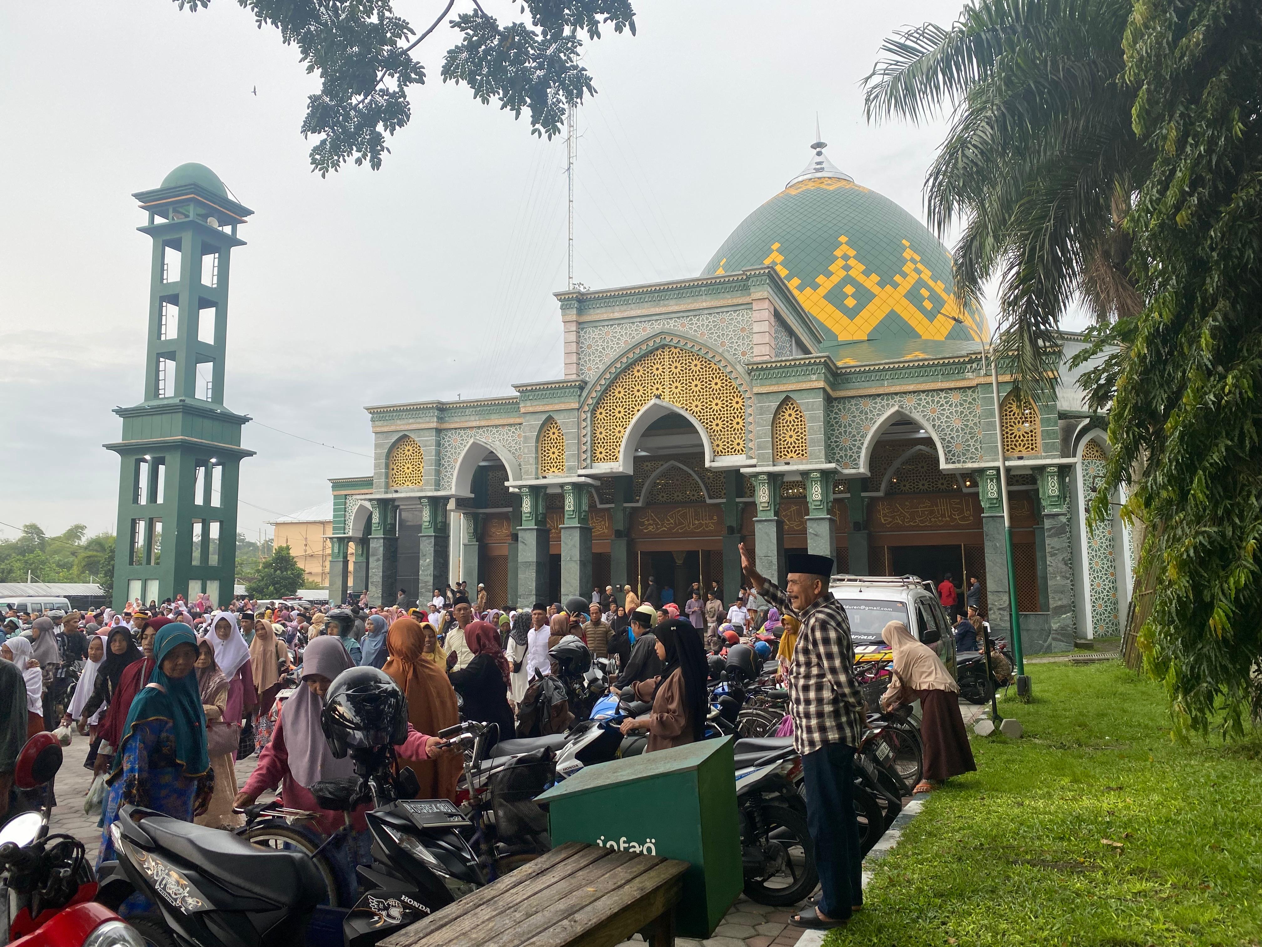 Umat Islam berlomba-lomba dalam beribadah untuk mendapatkan keberkahan di malam Lailatul Qadar