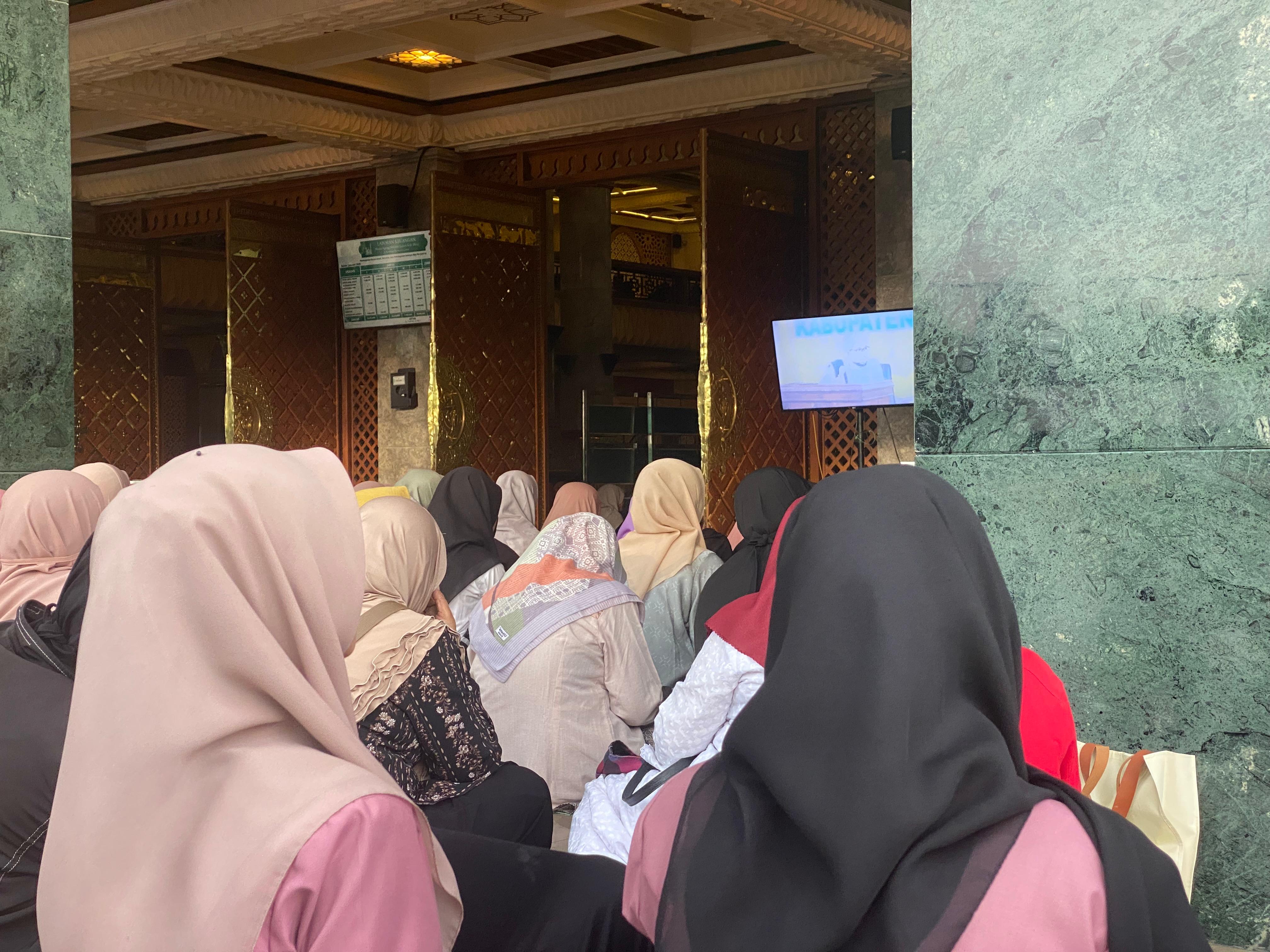 KHIDMAT: Habib Ja&rsquo;far bin Utsman Al-Jufri dari Malang mengisi kajian subuh di Masjid Agung Miftahul Jannah, Wlingi, Blitar.
