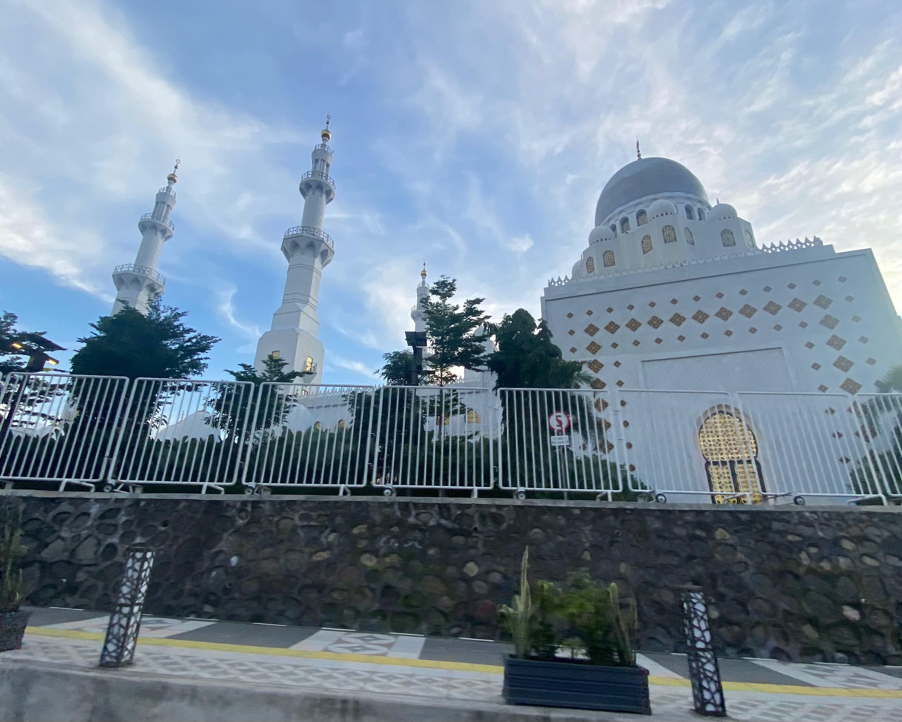 Salah satu cara terbaik untuk menyambut malam lailatul qadar adalah dengan memakmurkan masjid