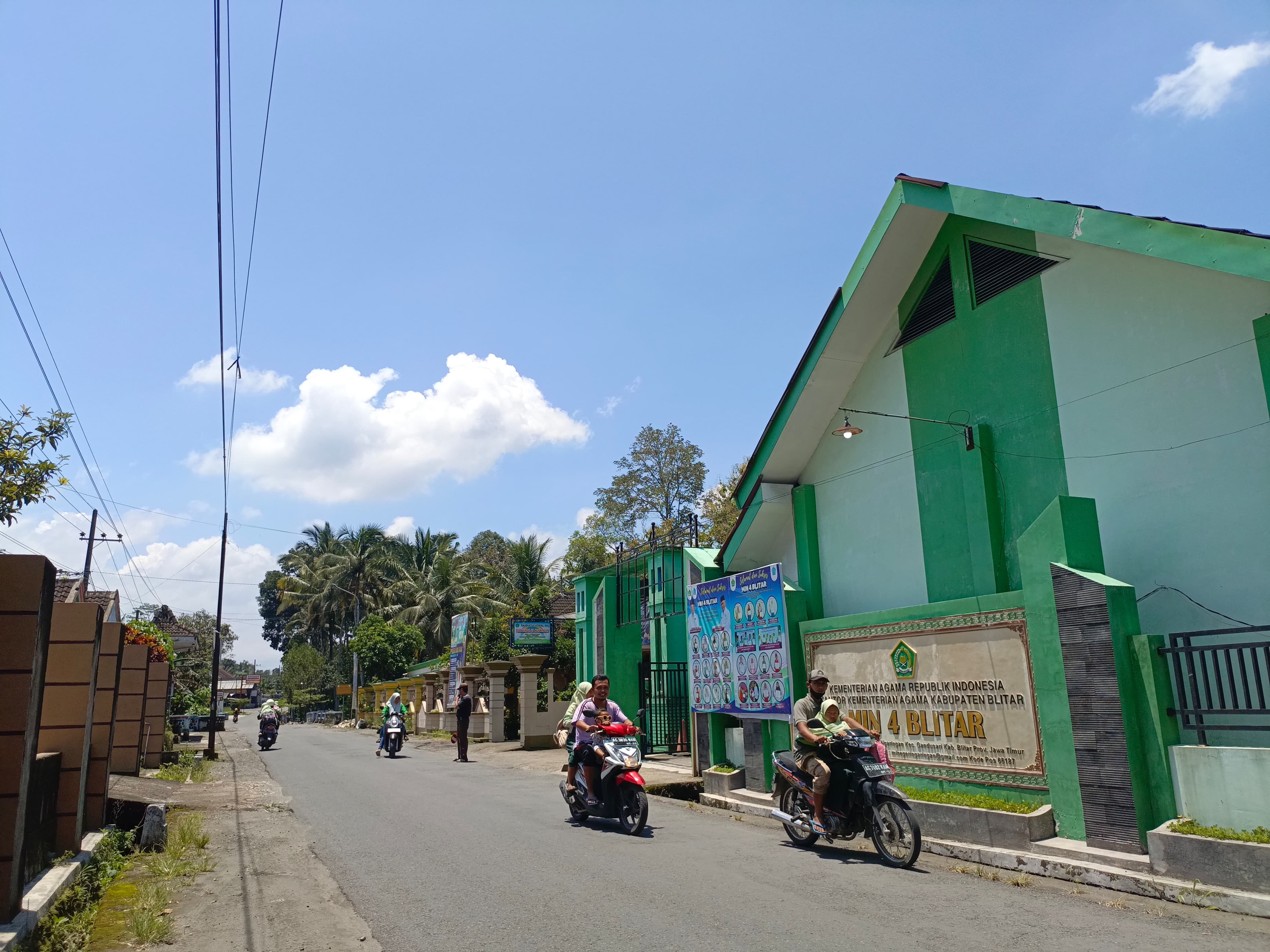 JELANG LIBURAN: Suasana pulang sekolah di MIN 4 Blitar, Desa Ngaringan, Kecamatan Gandusari, pada Kamis (13/3) lalu.