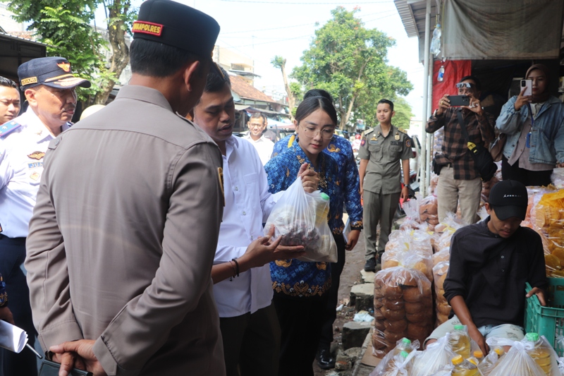STABILISASI HARGA: Wali Kota Blitar Mas Ibin dan wakilnya, Elim Tyu Samba mengecek operasi pasar murah di beberapa pasar Kota Blitar, Senin (18/3/2025).