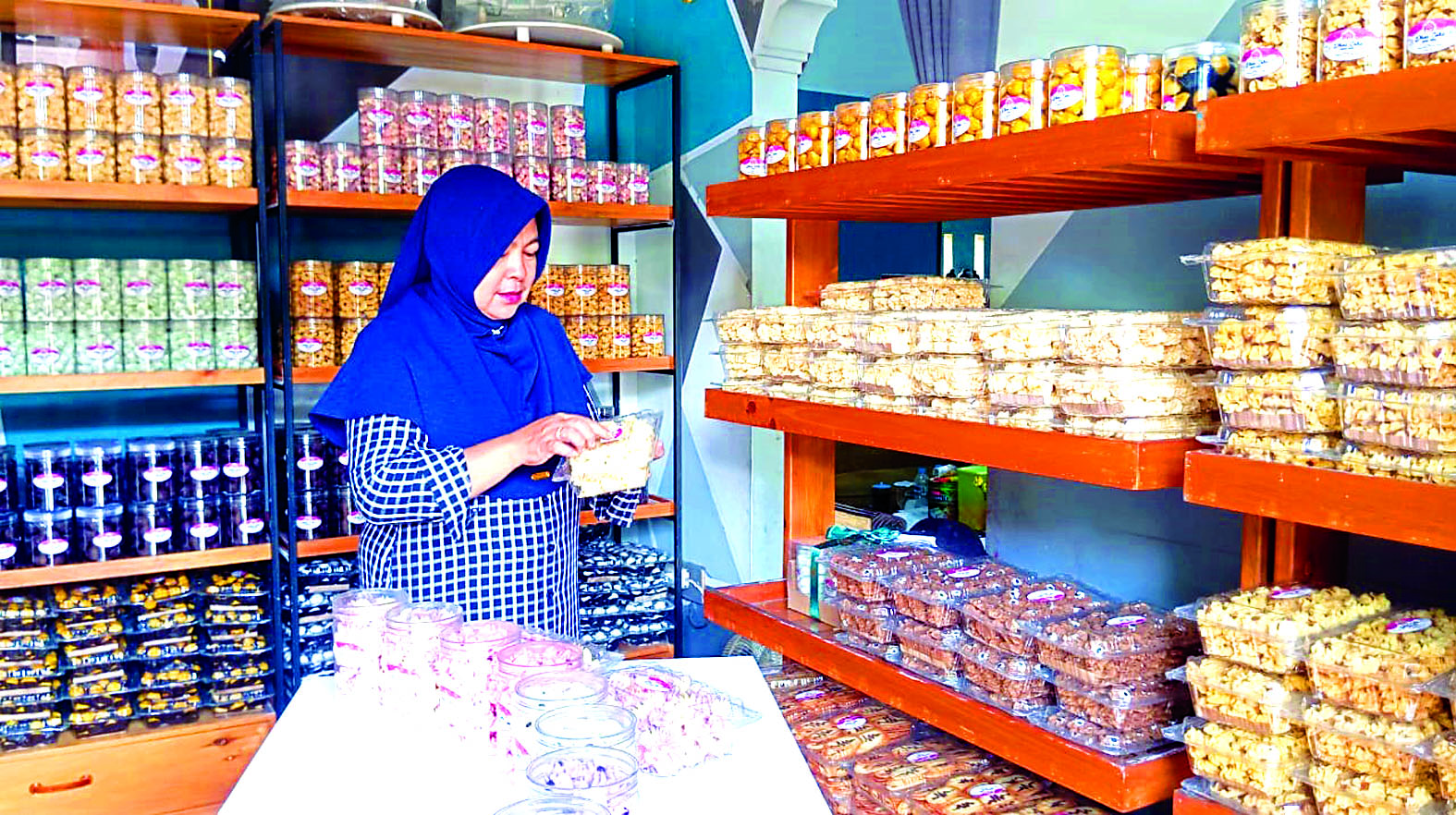 SEMANGAT: Susilorini memamerkan kue kering mawar buatannya dengan beberapa varian kue.