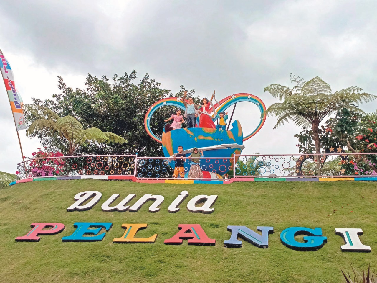 MENYENANGKAN: Wisata Dunia Pelangi di Desa Sidodadi, Kecamatan Garum, memiliki banyak fasilitas yang menyenangkan.