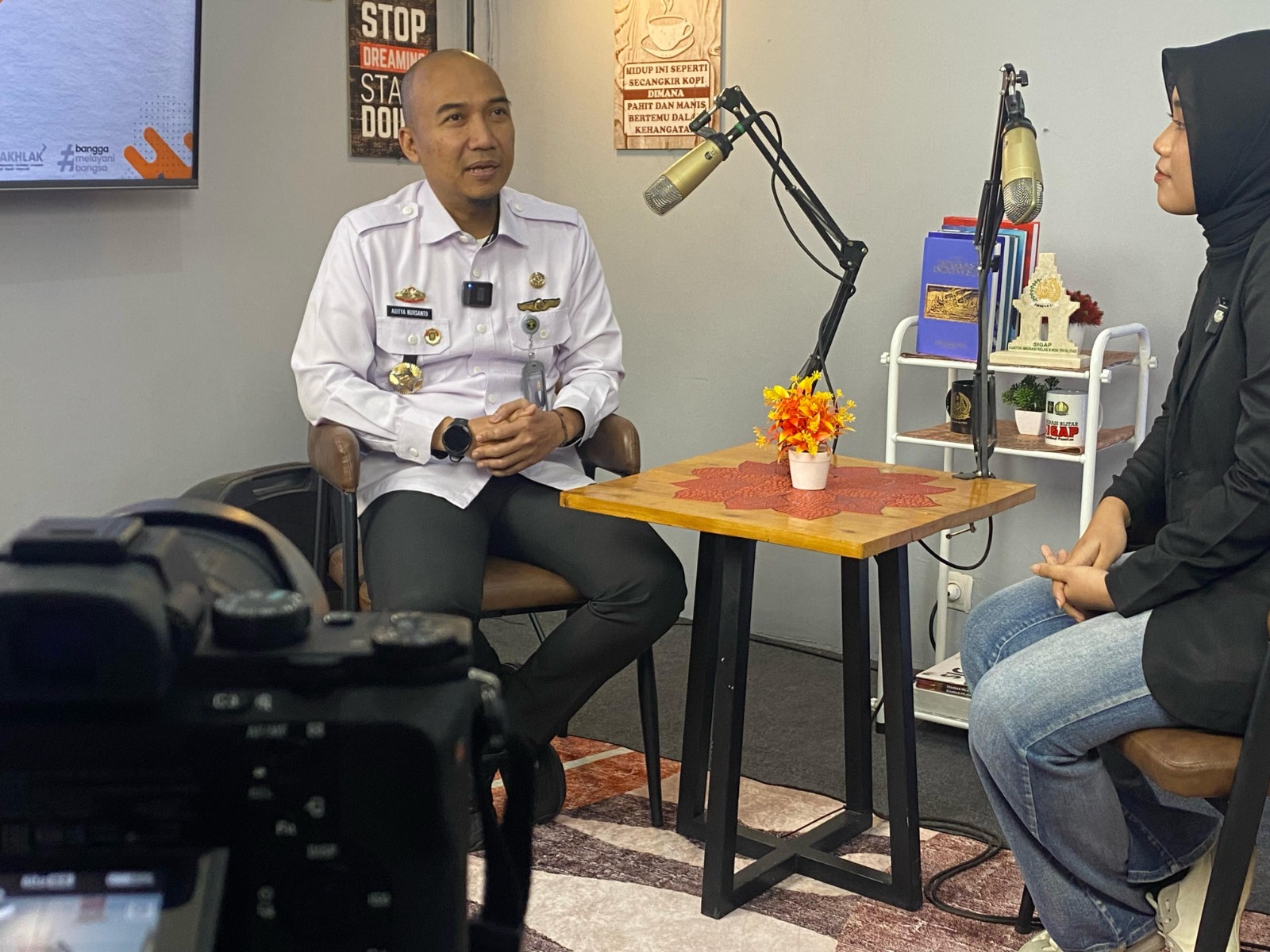 AMANAH: Kepala Kantor Imigrasi Kelas II Non-TPI Blitar, Aditya Nursanto saat podcast bersama Jawa Pos Radar Blitar, Selasa (18/3/2025).