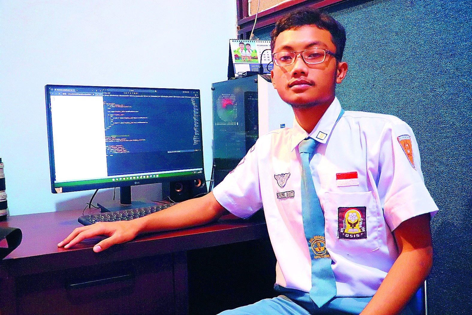 PELAJAR INOVATIF: Ario Putra Bakti menunjukkan skillnya di ruang digital Jawa Pos Radar Blitar, Selasa (18/3/2025).