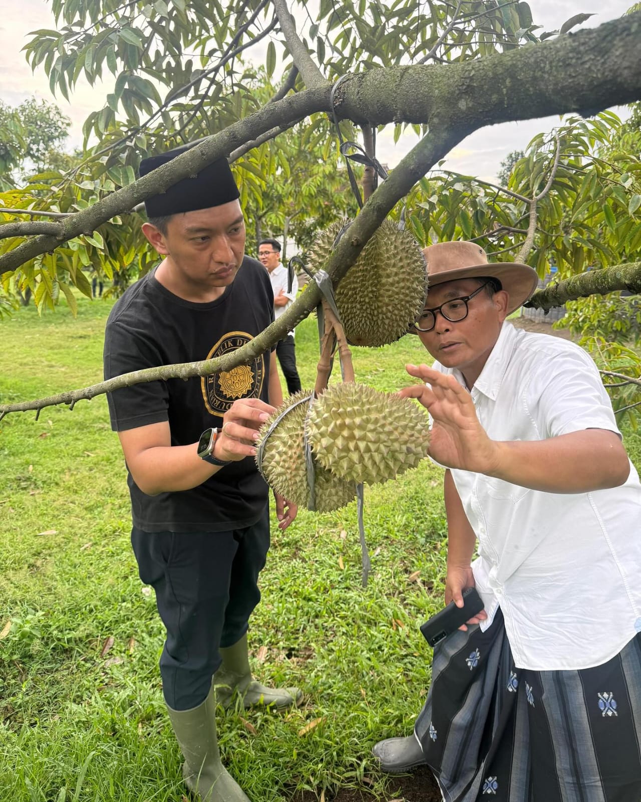 PELUANG BESAR: Anna Luthfi menunjukkan durian premium di kebun durian Desa Ngaglik, Kecamatan Srengat beberapa waktu lalu.
