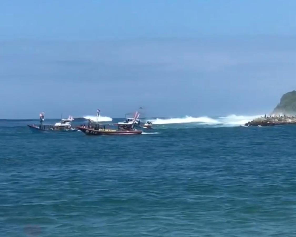 Pantai Tambakrejo adalah salah satu destinasi wisata unggulan di Blitar, Jawa Timur.