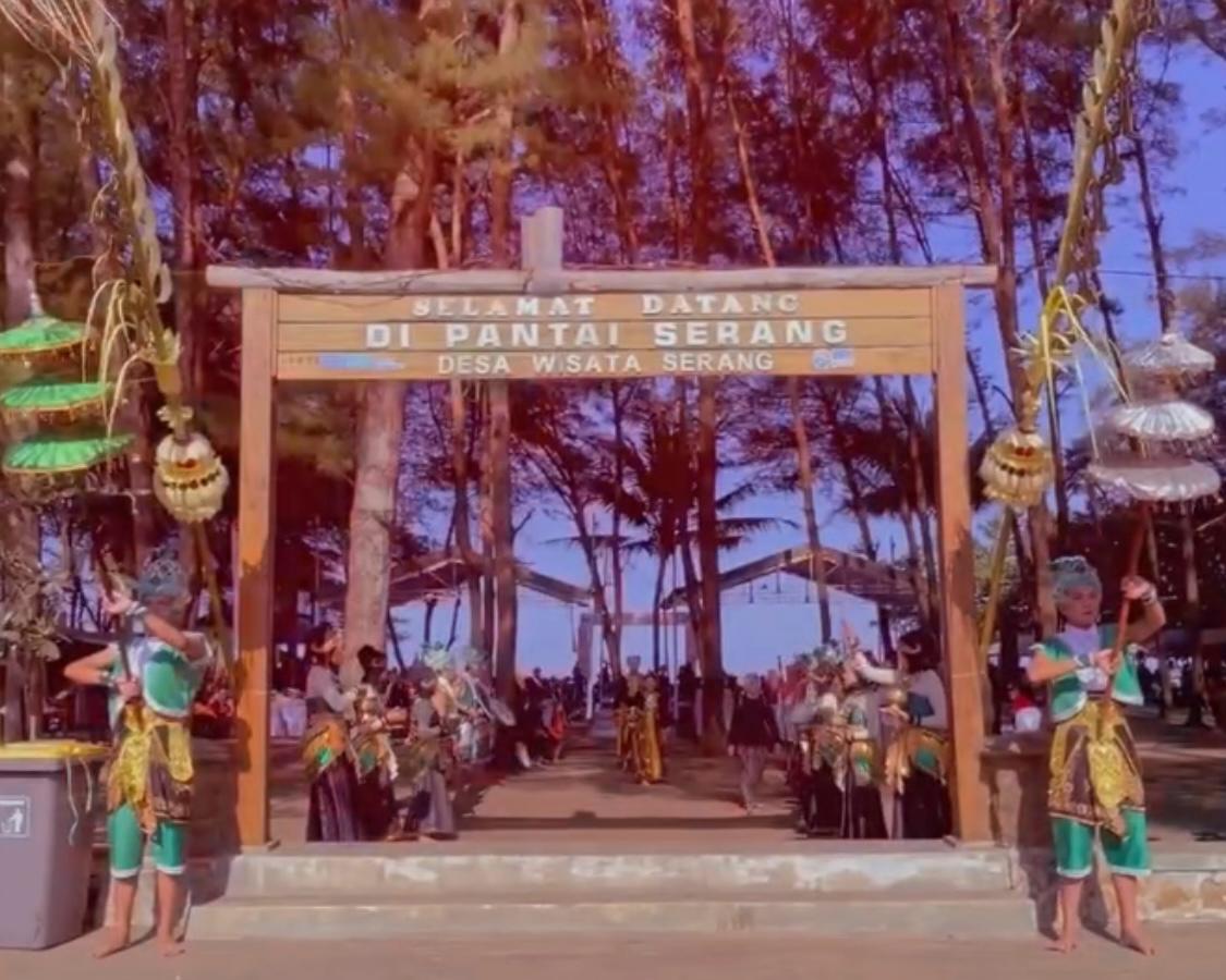 MENAWAN: Pantai Serang Blitar adalah salah satu destinasi wisata pantai yang populer di Jawa Timur.